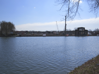 906188 Gezicht over het Merwedekanaal op het terrein van de voormalige fabriek van de N.V. Draadindustrie Neerlandia ...